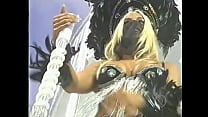 Колдунья Джоана Прадо со своей киской на улице на Карнавале 2000 Вай-Вай
