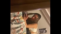 Она попросила меня трахнуть ее, и я это сделал, ее парень был в комнате.