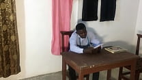 МОЙ МОДЕЛЬЕР, КОТОРЫЙ СНИМАЛ С МЕНЯ МЕРКИ, НЕ ВЫДЕРЖАЛСЯ НА МОИ БОЛЬШИЕ СИСЬКИ И ЗАДНИЦУ И ПОДАЛСЯ НА НИХ, И МЫ ЖЕСТКО ТРАХАЛИСЬ НА СТОЛЕ. ЧАСТЬ 1