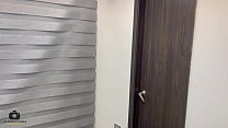 Моя застенчивая сводная сестра завидует моей новой девушке и делает мне минет, когда я с ней разговариваю по видеосвязи.