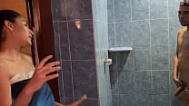 Я делю душ с моей индийской невесткой с огромными сиськами, и в конечном итоге мы трахаемся, стоя в ванной, пока ее киска не разорвется.