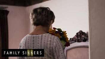 СЕМЕЙНЫЕ ГРЕШНИКИ - Непослушная MILF Ди Уильямс показывает своему пасынку Робби Эхо, как есть и трахать настоящую женскую киску