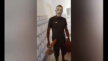 Я пошел в гости к новому соседу и обнаружил, что его шлюха-жена очень возбуждена, и я трахнул его, а он попросил меня навещать ее каждый день.