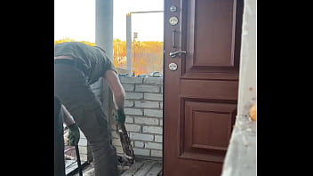 Строитель дрочит горячий член после работы! Большая порция спермы!