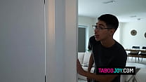 Горячая мачеха Армани Блэк позволила пасынку трахнуть ее после того, как он застал ее за мастурбацией