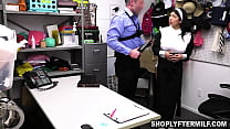 Рыбная монахиня Ками Стрелла получает нечестивый опыт, пока офицер Майк ласкает ее дырочки пальцами