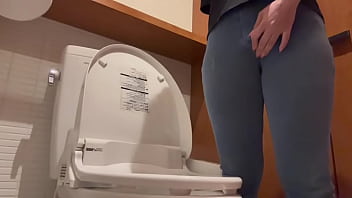 [Masturbating in the toilet] There was someone next to me doing the toilet, but that got me excited and I masturbated alone and came a lot...