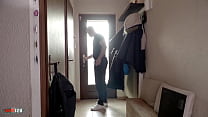 Потрясающая французская MILF с большими сиськами трахается на диване в школьной форме с Терри и Мэттом