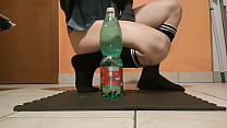Очень большая бутылка, 28 см в окружности, так что я могу засунуть ее себе в задницу!