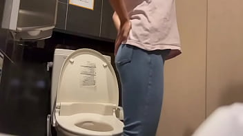 ト◯レで男性におちんちんで突かれてる想像しながらオナニーしてたら気持ちよすぎました…