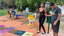 Я играю с незнакомкой в парке на маленьком самолете и в итоге отвожу ее домой, чтобы вкусно трахнуть своим огромным пенисом, пока она не выложит всю мою сперму в свою киску.