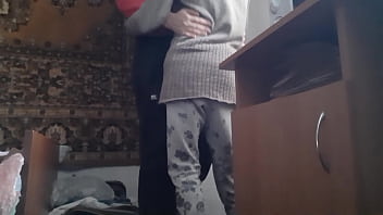 Мы с соседкой прячемся от родителей за столом, чтобы побыстрее кончить - Девушки-лесбиянки-иллюзии