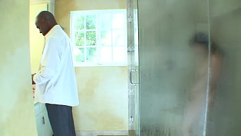 豊満なお尻の美女がBBCに犯される