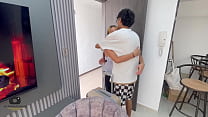Моя младшая сводная сестра приезжает из летнего лагеря, и я приветствую ее лучшим сексом в ее жизни.
