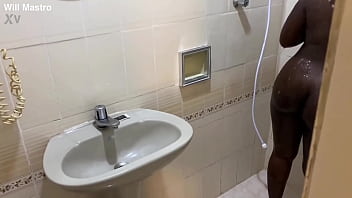 Моя подруга приехала из Анголы и попросила остаться дома, я сказал можно, но ей пришлось отдать мне свою киску