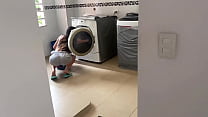 Я нахожу свою соседку с огромной жопой одной стирающей белье в шортах, и трахаю ее за то, что она шлюха