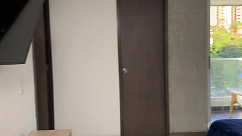 Ее парень не смог навестить ее, поэтому она позвонила своему доверенному соседу.