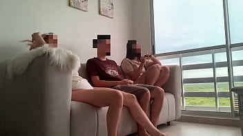 Нам скучно смотреть телевизор, поэтому две мои сводные сестры мастурбируют мне, и мы занимаемся сексом