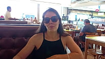 Моя девушка проиграла пари и мастурбировала в ресторане, а потом разделась на улице