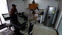 Мой возбужденный босс дает мне дополнительные деньги в обмен на то, что я его трахну - Порно на испанском