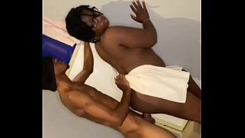セクシーな乙女が新しい男の大きなチンポをファック