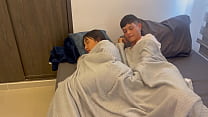 Я прошу свою мачеху-милфу разделить кровать в качестве предлога, чтобы жестко ее трахнуть и вылить на нее свою сперму.