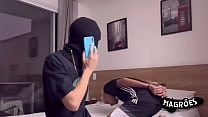 НАТУРАЛЬНЫЙ ФАВЕЛАДО ХОТЕЛ СЪЕСТЬ ТОЩЕГО ПАРНЯ, НО В КОНЕЧНОМ ВРЕМЯ ВЗЯЛ ЕГО НА КУХНЕ.