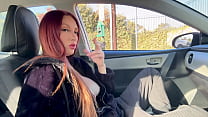 Итальянская горячая сексуальная милф Артемизия Лав Большие сиськи сверкают в машине Курение Фетиш в машине