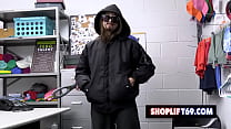 Милая молодая женщина-воровка Алексия Андерс переодевается в парня, когда ее ловят на краже и трахает охранник в подсобке