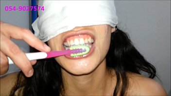 テルアビブのシャロンが彼女の歯を精液で磨く