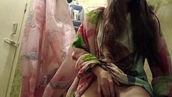 Я живу с родителями в одной комнате, поэтому я запираюсь в ванной, чтобы мастурбировать.