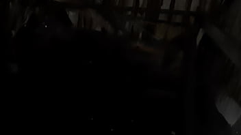 Я нимфоманка, но не хочу, чтобы об этом кто-то знал, поэтому мастурбирую в заброшенных местах.