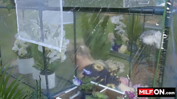 Сексуальная блондинка с потрясающей большой попой трахается с огромным членом в теплице - Дженна Старр, Диего Перес