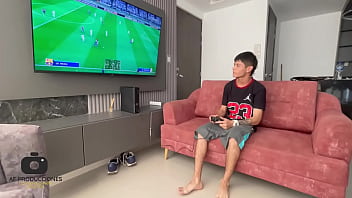 Моя мачеха пользуется тем, что я играю в игру, чтобы сделать мне лучший минет в моей жизни.