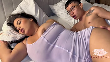夫の義理の息子が、寝取られ男が寝ている間に私たちのベッドに忍び込む - サバンナ・ワトソン