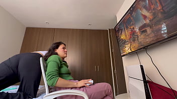 Оставь эту пьесу, я хочу, чтобы ты меня трахнул, ты моя любимая кузина-лесбиянка