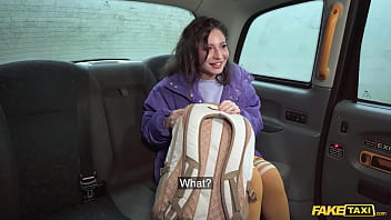 Fake Taxi MILF предлагает свою БРИТУЮ киску, чтобы заплатить за поездку