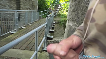 Agent public Elle se fait baiser profondément par une grosse bite en public