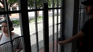 СЕКСУАЛЬНАЯ ЛАТИНА ИЗ СОСЕДА ПРИНИМАЕТ МНЕ КОФЕ У МОЕГО ДОМА, И МЫ ЗАВЕРШАЕМ ЖЕСТКИЙ ТРАХ, ПОКА Я НЕ КОНЧУ ЕЕ В КИСКУ