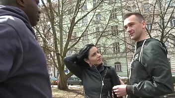 Темноволосая детка в красном кружеве наслаждается большим черным членом-монстром, пока ее мужчина лижет ее киску