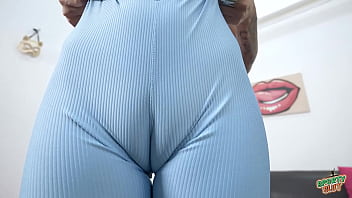 Ого! Одно из лучших видео Cameltoe, которое вы найдете в этом году! Какая горячая шлюха!