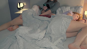 Compartilhando a cama com a madrasta e a enteada - Fodi a enteada depois que ela ficou com tesão assistindo a madrasta chupar