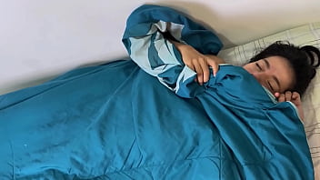 EU ACORDO MINHA MADRASTA E ELA ESTÁ COM DESEJO DE UM PAU, ENTÃO EU ENCHO A BUCETA DELA COM GOZADA ANTES DO CAFÉ DA MANHÃ