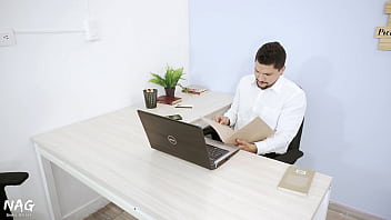 Моя сотрудница очень плохо выполняет свою работу, мне приходится ее поправлять с помощью члена