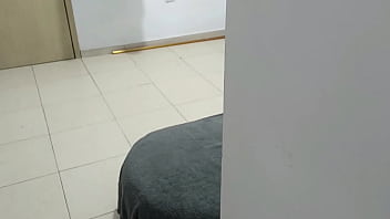 Моя мать наказывает меня, а мой сводный брат старается меня очень угодить.