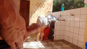 Я застал свою падчерицу за стиркой белья в шортах, я возбудился и мне понравилась ее супер горячая киска