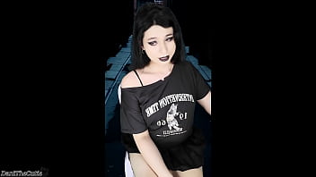 Крутая эмо-гот-девушка DaniTheCutie соглашается раздеться и трахнуться с машиной за деньги