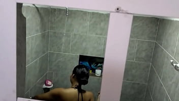 I SEE MY step SISTER-IN-LAW WITH A BEAUTIFUL FACE IN THE SHOWER AND WHEN SHE SURPRISES ME SHE GIVES ME A BLOWJOB AND SWALLOWS CUM