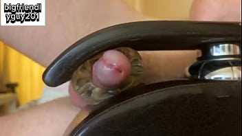Громкий парень стонет во время траха Fleshlight и грязных разговоров до тех пор, пока не кончит с интенсивным оргазмом