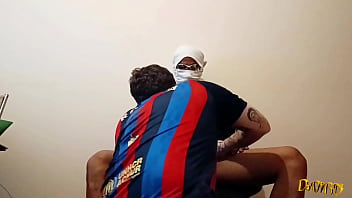 Накопившееся волнение было настолько сильным, что он кончил через минуту, прошло уже некоторое время с тех пор, как его жена отпустила, поэтому он пришел облегчиться (ЗАВЕРШЕНО НА КРАСНОМ)